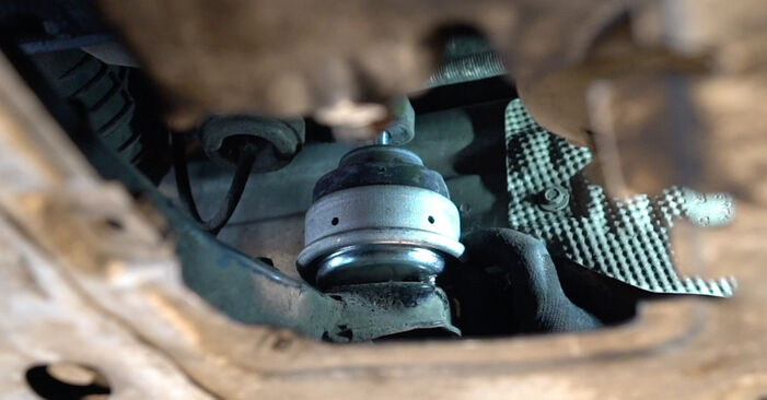 Pravý silentblok motora na BMW E46 touring