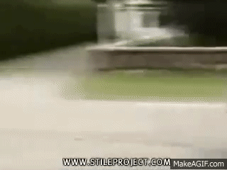 Auto bez zadných tlmičov